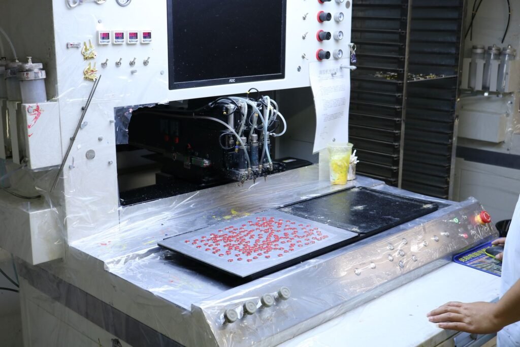 Automatic enamel paint colour filling machine applying coloured coating to metal gift parts
