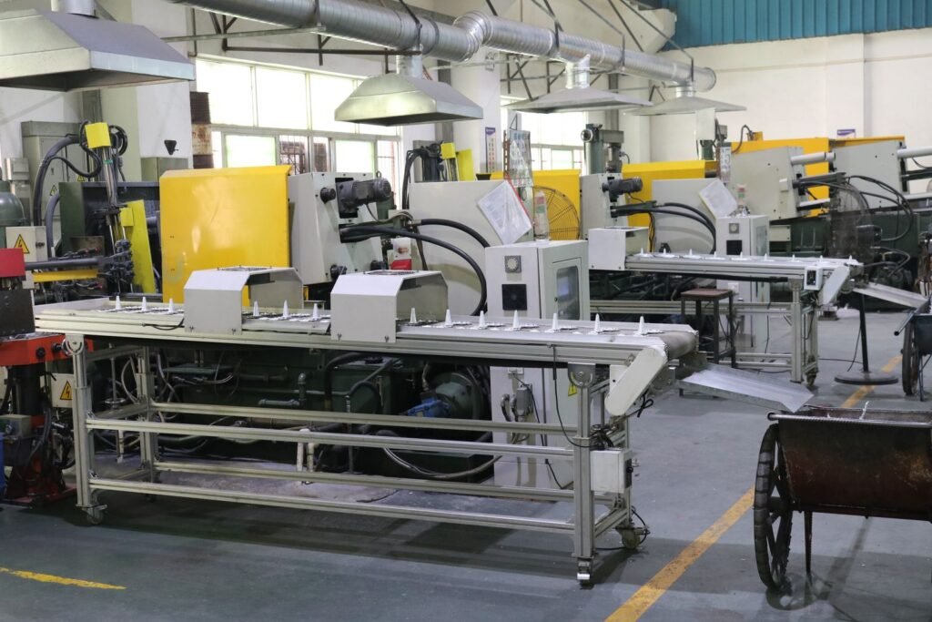 Kingtop die casting workshop with rows of CNC zinc alloy die casting machines producing metal gift parts