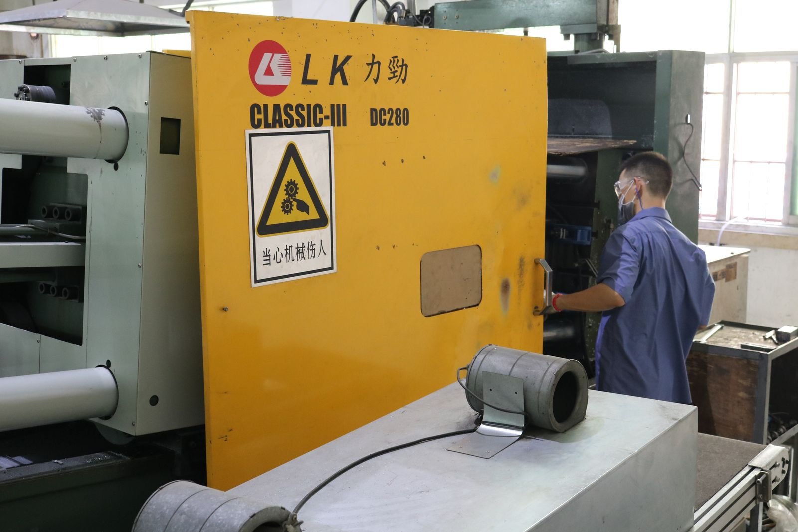 Operator running a die casting machine in the Kingtop zinc alloy workshop