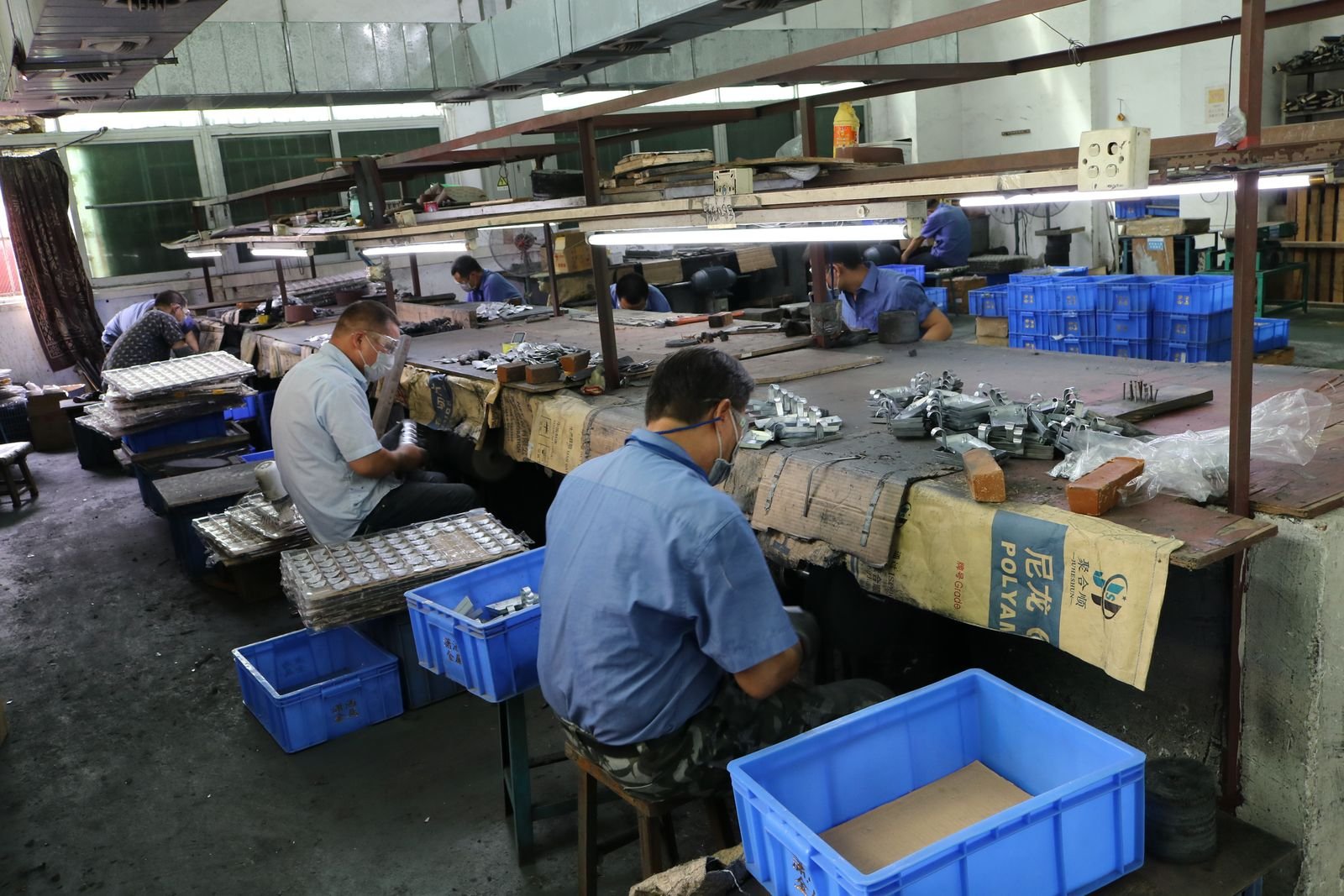Polishing workshop with multiple finishing stations and extraction ducts